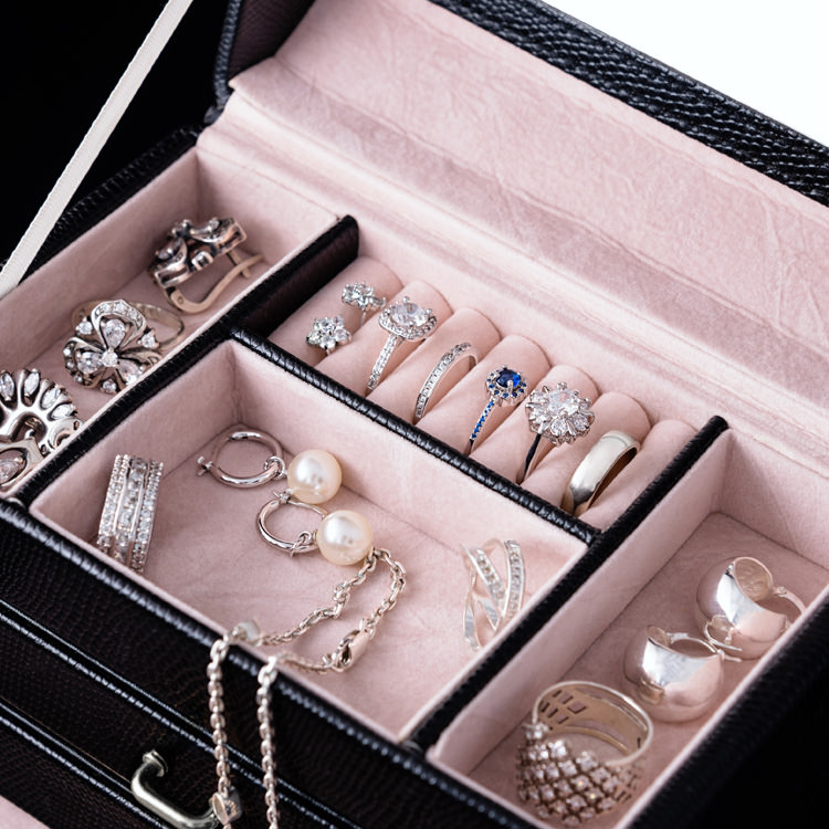 C.G.キャストがお客様の宝石を、 修理・リフォーム・買取まで プロデュースいたします。